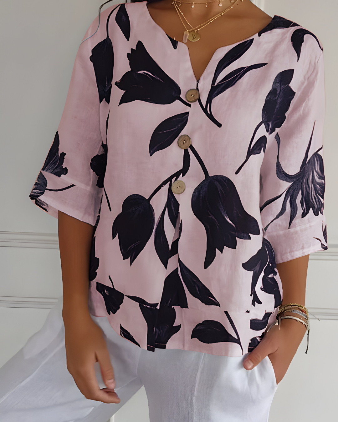 Isalie – De Luchtige V-Hals Blouse