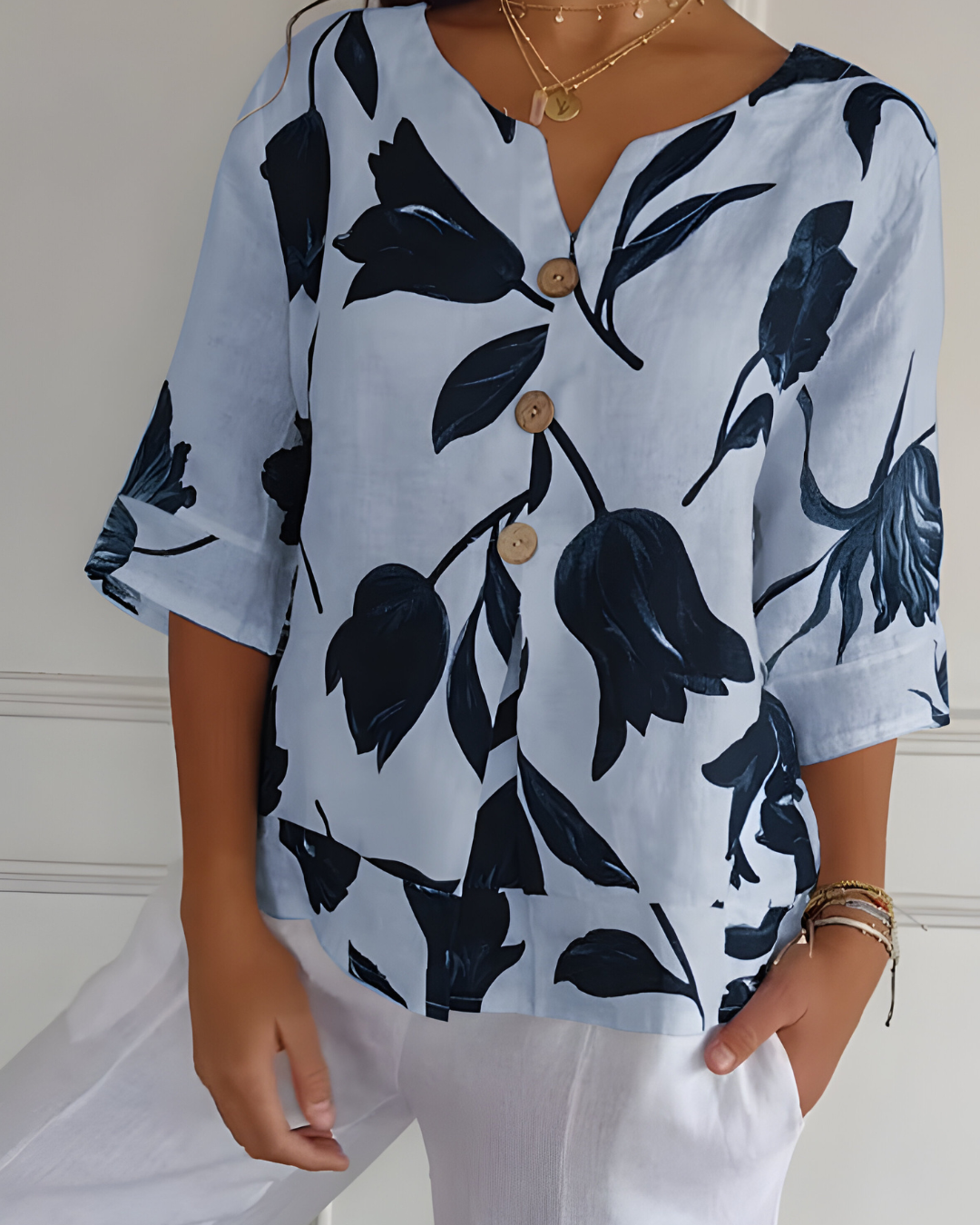 Isalie – De Luchtige V-Hals Blouse