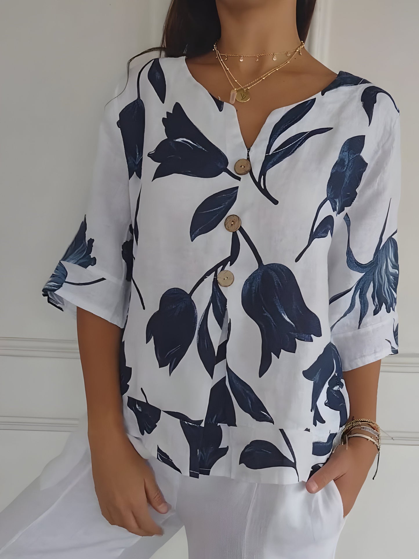 Isalie – De Luchtige V-Hals Blouse